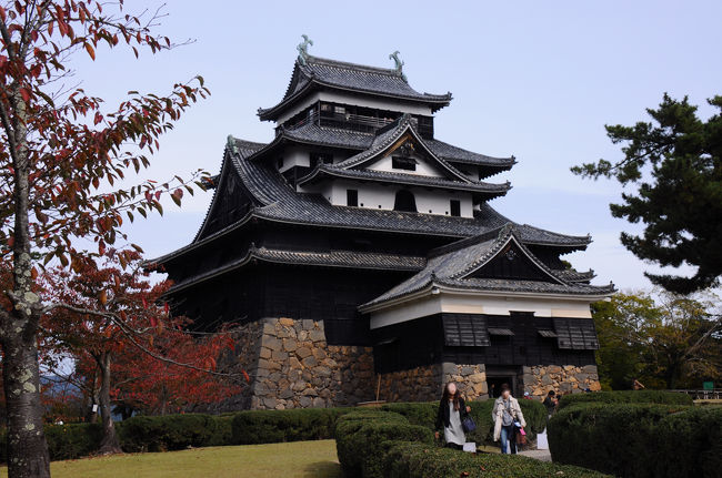 旅の二日目。<br /><br />蒜山高原の気持ちの良い景色に後ろ髪を引かれながら、根雨駅から列車に乗って、最近国宝に登録された松江城へ。<br />実は、直前まで松江に行く予定ではなく、旅程のつながりの良さで急に立ち寄ることにしたのだ。<br /><br />松江を訪れたのは９年前。<br />その時は、地ビールだけを飲みに行ったので、松江城には寄らなかった。<br />『銀山と温泉と地ビールと【４】～ワインと鉄橋と温泉と～』<br />http://4travel.jp/travelogue/10112035<br /><br />松江城に会うのは、2003年の旅以来なので、実に12年ぶりだ。