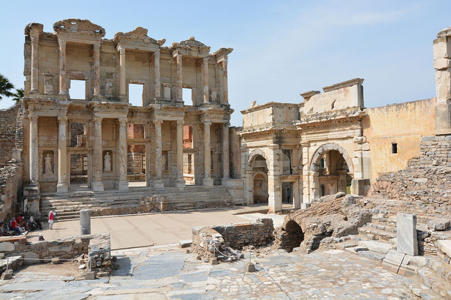 エフェソス遺跡を観光しました<br />古代ローマにできたものらしいですが、地震などで崩されて廃墟です・・・