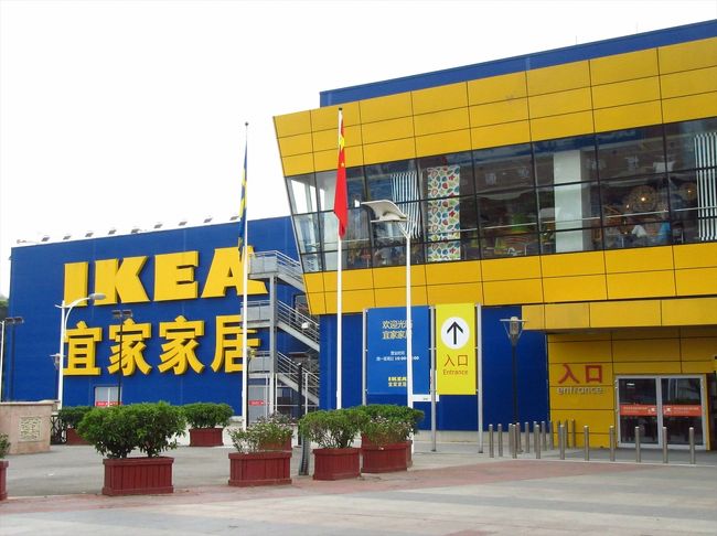 先月引っ越しの際に、IKEAで買った家具を<br />バラして、新居で再度組み立てたのですが<br />なぜか部品が一つ余ってしまい…(-_-;)<br />IKEAに確認しに行ってきました〜<br /><br />いつもは地下鉄とバスで行き、<br />帰りは荷物が多くなるのでタクシー、<br />というパターンですが、<br />今回は行きも帰りもバスで行きました。<br />かなり遠くて、4，50分かかりました(^^;)<br />でも、往復5元で済んだのでまあいいかと…<br /><br />IKEAの家具のディスプレイはすっかり<br />クリスマス色に染まっていて<br />今年も一年早かったなぁと<br />しみじみ思いました。