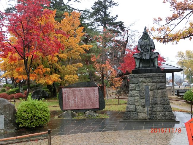 紅葉の秋に、観光を兼ねた温泉旅行に行くのが、四季の中で一番好きです。<br />特に東北の温泉が好きで、４年前は山形と岩手、２年前は秋田、昨年は青森へ行きました。そして今年は山形・宮城の温泉湯めぐりをしました。<br /><br />まず１泊目は、開湯９００年余年を経た歴史ある赤湯温泉を堪能。<br />そして、２泊目は、大正時代の街並みが残り、文化財級の木造建造物が軒を連る人気の高い銀山温泉へ。<br />続いて３泊目は、東北屈指の名湯鳴子温泉に２泊しました。<br />そして、地元の人に愛されている共同浴場で湯浴みも楽しみました。<br />その後５日目は、東京に立ち寄り、皇居外苑や東宮御所を見学しその後、ハトバスに乗り１時間の東京ドライブをして帰宅しました。<br /><br />＊＊＊＊＊＊＊＊＊<br />まず、1日目は、赤湯温泉へ行く前に、城下町・米沢に立ち寄りました。<br />米沢城址に整備された松が岬公園には、上杉謙信を祀る「上杉神社」や、２代目景勝と１０代鷹山を祀る「松岬神社」、また、それらに縁のある建造物や銅像など上杉家にまつわる史跡が数多くあります。が、しかし、３時間半の限られた時間しかありません。<br />でも、上杉博物館に展示されている「洛中洛外図屏風」だけは、４年前休館日で観られなかった事もあり、今回は何がなんでもしっかり見て帰りたいと思います。<br /><br />そもそも上杉家は越後（新潟県）の戦国大名でしたが、上杉謙信の養子である２代景勝は、関ケ原の戦いで豊臣に加勢し、家康の命で米沢に移されました。<br />その後米沢は、上杉家の居城として発展したといわれています。<br /><br />松ヶ岬公園は桜の名所で有名ですが、秋の紅葉も見事でした。<br /><br />　＊＊＊＊＊＊＊　では、旅行記をご覧頂ければ嬉しく思います。<br /> 