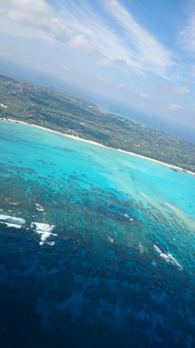 11月だけど、綺麗な海みて癒されたい!!<br />と思い離島旅を計画☆<br /><br />小学生の頃に行ったきり行っていない与論島にいつかまた行きたいと思っていたし、<br />砂浜が見えている百合ヶ浜に行ったことが無かったので与論島に決定♪(*´∀`)<br /><br />飛行機はJALマイルで☆<br /><br />宿泊は2泊朝夕2食付きで民宿 明星荘さんにお願いしました♪<br /><br />1日目~百合ヶ浜~<br /><br />与論に着陸する前から飛行機からの与論島が綺麗すぎて大興奮!!( ☆∀☆)<br />与論島到着後。<br />空港に迎えに来てもらい民宿へ。<br />百合ヶ浜は今日行った方が良いですよと言われツアーの紹介をしてもらい早速電話。<br />一時間後に迎えにいきます言われて水着に着替えて準備!<br />民宿にお迎えに来てもらい念願の百合ヶ浜へ♪<br />百合ヶ浜。想像以上に綺麗でした☆(*´∀`)<br />ちゃんと砂浜も出てました♪<br />海はまだまだ泳げます!<br />海からあがった時が寒いくらい。<br />海水浴している人は見かけませんでしたが。<br />息子は百合ヶ浜で肩まで浸かって楽しんでました(о´∀`о)<br />与論に来た一番の目的。<br />百合ヶ浜に初日から行けて大満足!!<br /><br />2日目~サイクリング~<br /><br />レンタカー借りてもいいけど島一周するのに一時間かからない島なのでせっかくだから自転車借りてサイクリングすることにしました♪<br />坂道が多いのでサイクリングは大変だよー!<br />と、言われるもなんとなくサイクリングで島を一周してみたいと思い挑戦!!<br />久しぶりの自転車。<br />息子も初めて自転車の後ろに乗るので大丈夫かな!?<br />と思っていましたがあっさりクリア(*´∀`)<br />民宿からは反時計回りがいいと言われて百合ヶ浜方面から向かうことに♪<br />綺麗な海を眺めながらのサイクリングは最高!!\(^o^)/<br />でも、日差しは強くて11月とは思えない位の暑さです(´д`|||)<br /><br />茶花市街につく頃にはおしりが痛くなり、暑さでヘトヘト( ´△`)<br /><br />茶花市街から民宿までがキツイと聞いていたのでレンタサイクルしたお店に自転車返して民宿まで送ってもらおうか?<br /><br />とも考えましたが、お店に入り休憩したりお土産屋さんにいってお土産をのんびり購入してたら疲れも少しとれたので頑張って民宿まで帰ることにしました!<br />お土産屋さんでもあの民宿から自転車で来たんだってよー!!(゜ロ゜;ノ)ノ<br />と驚かれました(笑)<br /><br />帰りはキツイと聞いていたけどホントにキツくて、、、(/´△`\)<br />遠目にかなり長くてキツそうな坂があったのでこの坂には上らないように帰ろうと話していたのですが、、、<br />結局上るはめに(´д`|||)<br />でも、日がだんだんおちてきて暑さが和らいで来たので頑張れました!!<br /><br />帰りは、ほぼ坂でした( ̄0 ̄;<br /><br />やっと、やっと!!民宿に到着(*´∀`)<br /><br />レンタサイクルいいけど、電動自転車だったらもっといいね!<br />と言う話になりました。(  ̄▽ ̄)<br />でも、自分達の足で頑張れたからいい経験になったんだよね!!<br />と、ポジティブ思考で(*´∀`)<br /><br />自転車で島を一周してる人は私達以外で一人見かけましたが電動自転車でした。。。<br />プリシアから来てる人みたいだったのでプリシアからは時計周りが良さそうです!<br /><br />キツかったけど、自転車ならではの島の空気を感じながらのサイクリングは最高でした!<br />(о´∀`о)<br /><br />でも次は、、、<br /><br />レンタカーにします!!(笑)<br /> <br />3日目~飛行機の時間まで海でマッタリ~<br /><br />早いもので与論最終日(;_;)<br />朝御飯を食べて飛行場まで送ってもらうまで何する?<br />やっぱり海でしょー!!<br />ということでまた自転車で海へ♪<br />海には入らずサラサラの砂浜でお菓子を食べながらのんびり(*´∀`)<br />息子も砂浜を裸足で走り回っていました♪<br />今度は夏に来て泳ぎたいねー♪<br /><br />11月の与論旅行記の始まりー♪