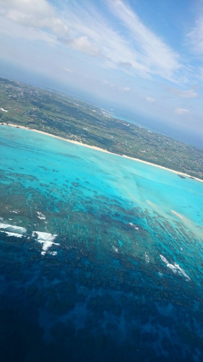 11月だけど、綺麗な海みて癒されたい！！<br />と思い離島旅を計画☆<br /><br />小学生の頃に行ったきり行っていない与論島にいつかまた行きたいと思っていたし、<br />砂浜が見えている百合ヶ浜に行ったことが無かったので与論島に決定♪(*´∀｀)<br /><br />飛行機はJALマイルで☆<br /><br />宿泊は2泊朝夕2食付きで民宿 明星荘さんにお願いしました♪<br /><br />１日目～百合ヶ浜～<br /><br />与論に着陸する前から飛行機からの与論島が綺麗すぎて大興奮！！( ☆∀☆)<br />与論島到着後。<br />空港に迎えに来てもらい民宿へ。<br />百合ヶ浜は今日行った方が良いですよと言われツアーの紹介をしてもらい早速電話。<br />一時間後に迎えにいきます言われて水着に着替えて準備！<br />民宿にお迎えに来てもらい念願の百合ヶ浜へ♪<br />百合ヶ浜。想像以上に綺麗でした☆(*´∀｀)<br />ちゃんと砂浜も出てました♪<br />海はまだまだ泳げます！<br />海からあがった時が寒いくらい。<br />海水浴している人は見かけませんでしたが。<br />息子は百合ヶ浜で肩まで浸かって楽しんでました(о´∀`о)<br />与論に来た一番の目的。<br />百合ヶ浜に初日から行けて大満足！！<br /><br />２日目～サイクリング～<br /><br />レンタカー借りてもいいけど島一周するのに一時間かからない島なのでせっかくだから自転車借りてサイクリングすることにしました♪<br />坂道が多いのでサイクリングは大変だよー！<br />と、言われるもなんとなくサイクリングで島を一周してみたいと思い挑戦！！<br />久しぶりの自転車。<br />息子も初めて自転車の後ろに乗るので大丈夫かな！？<br />と思っていましたがあっさりクリア(*´∀｀)<br />民宿からは反時計回りがいいと言われて百合ヶ浜方面から向かうことに♪<br />綺麗な海を眺めながらのサイクリングは最高！！＼(^o^)／<br />でも、日差しは強くて11月とは思えない位の暑さです(´д｀|||)<br /><br />茶花市街につく頃にはおしりが痛くなり、暑さでヘトヘト( ´△｀)<br /><br />茶花市街から民宿までがキツイと聞いていたのでレンタサイクルしたお店に自転車返して民宿まで送ってもらおうか？<br /><br />とも考えましたが、お店に入り休憩したりお土産屋さんにいってお土産をのんびり購入してたら疲れも少しとれたので頑張って民宿まで帰ることにしました！<br />お土産屋さんでもあの民宿から自転車で来たんだってよー！！(゜ﾛ゜;ﾉ）ﾉ<br />と驚かれました(笑)<br /><br />帰りはキツイと聞いていたけどホントにキツくて、、、(/´△`＼)<br />遠目にかなり長くてキツそうな坂があったのでこの坂には上らないように帰ろうと話していたのですが、、、<br />結局上るはめに(´д｀|||)<br />でも、日がだんだんおちてきて暑さが和らいで来たので頑張れました！！<br /><br />帰りは、ほぼ坂でした(￣０￣;<br /><br />やっと、やっと！！民宿に到着(*´∀｀)<br /><br />レンタサイクルいいけど、電動自転車だったらもっといいね！<br />と言う話になりました。( ￣▽￣)<br />でも、自分達の足で頑張れたからいい経験になったんだよね！！<br />と、ポジティブ思考で(*´∀｀)<br /><br />自転車で島を一周してる人は私達以外で一人見かけましたが電動自転車でした。。。<br />プリシアから来てる人みたいだったのでプリシアからは時計周りが良さそうです！<br /><br />キツかったけど、自転車ならではの島の空気を感じながらのサイクリングは最高でした！<br />(о´∀`о)<br /><br />でも次は、、、<br /><br />レンタカーにします！！(笑)<br /> <br />３日目～飛行機の時間まで海でマッタリ～<br /><br />早いもので与論最終日(;_;)<br />朝御飯を食べて飛行場まで送ってもらうまで何する？<br />やっぱり海でしょー！！<br />ということでまた自転車で海へ♪<br />海には入らずサラサラの砂浜でお菓子を食べながらのんびり(*´∀｀)<br />息子も砂浜を裸足で走り回っていました♪<br />今度は夏に来て泳ぎたいねー♪<br /><br />11月の与論旅行記の始まりー♪