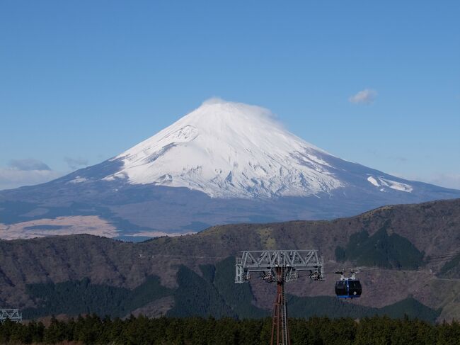 箱根温泉で一泊して富士山を見ないのもなんだなぁと思い、登山電車、ケーブルカーとロープウェイで富士山の見える大涌谷へ。寒くて風の強い日だったけど、今となっては規制がかかって自由に出入りできないので行っておいてよかった。