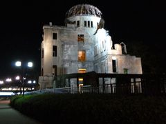 夜の原爆ドームと平和記念公園を訪れました。