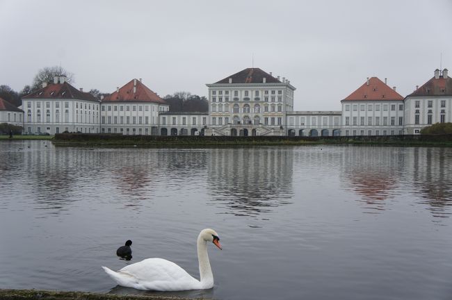 この旅行記は2014年11月に旅行をした時のものになります。<br />旅行出発前に「ジャーマンレイルパス」を購入してるので、列車での移動はこのレイルパスを使っての移動です。<br />11月15日　10：26成田空港T2（JAL407）→16：40フランクフルト国際空港<br />　　　　　　　　空港駅からＤＢでケルンへ　20：05ケルン着　ホテルへ<br />11月16日　9：00ケルン大聖堂、旧市街散策　ケルントライアングル展望台<br />11月17日　8；44ケルン中央駅発→13：21ミュンヘン中央駅着<br />　　　　　ホテルに荷物を預け後、ニンフェンブルク城見学、ミュンヘン泊<br />11月18日　ミュンヘン市内観光　アザム教会、アルテピナコテーク、<br />　　　　　レジデンツ見学、マリエン広場、ペータ教会<br />11月19日　ミュンヘン中央駅→ノイシュバンシュタイン城<br />　　　　　ミュンヘン市内へ戻りノイエピナコテーク見学　ミュンヘン泊<br />11月20日　7：50ミュンヘン中央駅→11：04フランクフルト中央駅<br />　　　　　シュテーデル美術館見学　フランクフルト市内散策<br />　　　　　夜マインタワーで夜景見学<br />11月21日　フランクフルト中央駅→ヴュルツブルグ中央駅（1時間10分）<br />　　　　　ノイミュンスター、聖キリアン大聖堂、レジデンツ観光<br />　　　　　ヴュルツブルグ→ローテンブルクへ　ローテンブルク市内観光<br />11月22日　フランクフルト市内観光　ショッピング<br />　　　　　15：30マインツサッカー観戦<br />11月23日　フランクフルト中央駅→シュツットガルト<br />　　　　　ポルシェミュージアム見学<br />　　　　　午後フランクフルト空港へ<br />　　　　　19：10フランクフルト空港発（JAL408）→14：40成田着（24日）