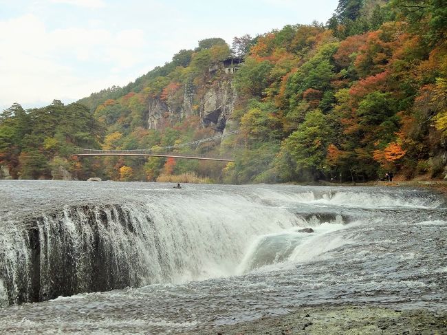 栃木県日光市から群馬県沼田市、紅葉を見にドライブに行って来ました。<br />平日だったので渋滞はほとんどなく快適なドライブでしたが、明智平だけは駐車場待ちの車列ができていました。<br /><br />いろは坂から中禅寺湖にかけては紅葉のベストシーズンでした。<br />竜頭の滝から金精峠にかけては既に紅葉のベストシーズンは過ぎていました。<br />また、吹割の滝周辺でも、真っ赤に染まった紅葉を見ることができました。<br /><br />日光ICから金精峠までの栃木県側はその１、金精峠から沼田ICまでの群馬県側はその２として投稿します。