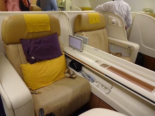 タイ航空 ファーストクラス アメニティ リモア ワインレッド