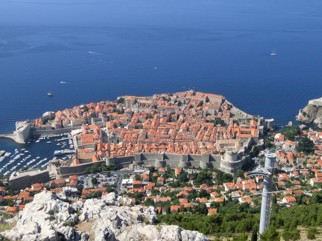 クロアチアの南の端にドゥブロヴニクという町があります。<br />「アドリア海の真珠」と呼ばれる町で、クロアチアを訪れる人は必ずここを訪れるでしょう。<br /><br />ドゥブロヴニクは美しい町ですが、過去には大きな被害を受けてきたという歴史があります。<br />1667年には大地震により、町のほとんどが瓦礫と化したそうです。<br />そしてクロアチアの独立時、1991年にユーゴスラビア連合軍による攻撃を受けました。<br />この時は「危機にさらされている世界遺産リスト」に載るほどの破壊を受けました。<br />その後、修復がなされ1994年には危機遺産リストから削除されました。<br /><br />今では、紛争の傷跡はほとんど見られません。