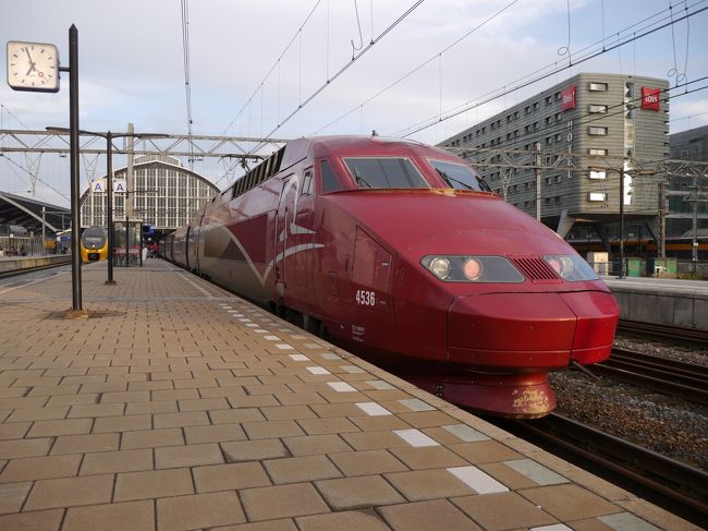 昼前にパリ北駅を出る国際高速列車タリスの2等車に乗りまして、ベルギーの首都ブリュッセルへ。<br /><br />ここで4時間ほど滞在したあと、タリスの1等車でオランダのアムステルダムに向かいました。<br /><br /><br />9/10木 成田11:05=(JAL 日付変更線通過)=9:06シカゴ<br />9/11金 シカゴ18:40-(アムトラック)-<br />9/12土 -13:53ワシントンD.C.<br />9/13日 ワシントンD.C.16:25-(アムトラック)-19:42ニューヨーク<br />9/14月 ニューヨーク滞在<br />9/15火 ニューヨーク19:55=(ノルウェー・エアシャトル 機材はハイ・フライ)=<br />9/16水 =8:35ロンドン12:24-(ユーロスター)-16:30パリ<br />★9/17木 パリ11:25-(タリス)-12:52ブリュッセル16:52-(タリス)-18:55アムステルダム<br />9/18金 アムステルダム20:48-(シティ・ナイト・ライン)-<br />9/19土 -8:17チューリッヒ11:32-(ユーロシティ)-15:45ミラノ<br />9/20日 ミラノ11:20=(ターキッシュエアラインズ)=15:35イスタンブール<br />9/21祝 イスタンブール滞在<br />9/22祝 イスタンブール1:05=(ターキッシュエアラインズ)=17:45関空<br /><br />★・・・今回の旅行記<br />