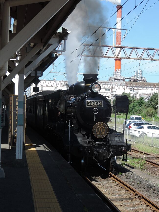 写真は、八代駅を出発するSL人吉です。<br /> この列車を引く機関車は、大正11年に完成した8620形の435号機です。<br /> 大正期の機関車に特徴的な先広がりの煙突は、昭和の機関車の単純な円筒形と違い、発車時にいくら煙を吐いても、どこかのんびりとした感じがしました。<br /> さて、今回の旅行も、出張に便乗して、熊本名物の太平燕(タイピーエン)と熊本ラーメンの原点を味わい、蒸気機関車が引く列車にも乗ろうという公私混同を極めた旅です。<br /><br />1日目 10月1日(木)<br /> JAL627 10:00羽田発→11:45熊本着<br /> →味千拉麺→熊本城→飲み会(ラーメンの桂花本店地下の居酒屋、<br /> 隣のキャサリンズバー、その背中合わせの「こだいこ」で〆のラーメン)<br />2日目 10月2日(金)<br /> 午前:お仕事→昼:桂花本店で太肉麺→午後:お仕事→チョコッと水前寺公園<br /> →飲み会(居酒屋、キャサリンズバー、紅蘭亭の太平燕で〆)<br />3日目 10月3日(土)<br /> SL人吉 : 熊本09:45→八代10:30(終着は人吉12:13)<br /> JR九州横断特急4号 : 八代11:06→熊本11:35<br /> 昼飯 桂花本店:五香肉麺(ウーシャンローメン)<br /> JALl632 熊本空港15:30→羽田17:10
