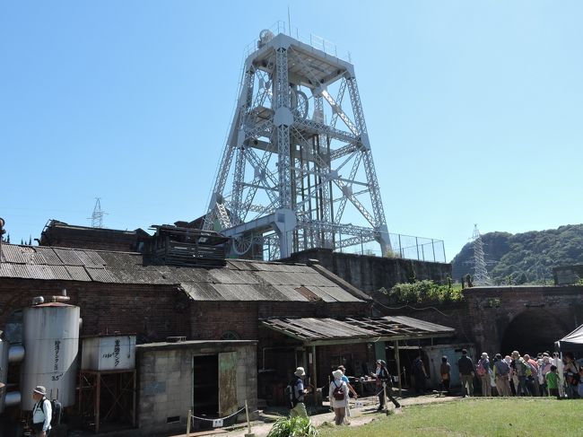 JR九州ウォークの一つである荒尾駅を起点に世界遺産の万田坑まで歩く約11kmのウォーキングである。<br />コースはまず<br />豊肥線東海学園前８：２０発で８：４３熊本駅到着。熊本駅8：52発→９：３５荒尾駅到着。<br />荒尾駅で手続きをしてスタートは９：５０．ウォークの開始。<br />まず宮崎兄弟の生家と資料館を見学する。ここはぜひ一度行ってみたいところだったのでゆっくりと見てきた。<br />辛亥革命の指導者孫文を支援した宮崎滔天の生家である。思ったより内容がしっかりしていて面白かった。<br />そのあと普段はあまり見ない荒尾市内を歩く。そして天才少女詩人として知られる海達公子詩碑群を巡った。途中にきれいなバラ園があった。今は廃止された荒尾競馬場の横も通った。<br /><br />それから標高56mの山頂に鎮まる四山神社まで300段以上の階段を上っていくと、有明海の向こうに雲仙普賢岳などがきれいに見える。この神社は商売繁盛の神「こくんぞさん」として地元の人たちに親しまれているということである。<br />　ここで美しい風景を眺めながら昼食をしている人たちもいた。<br />　また、ラムサール条約に認定されている「荒尾干潟」や大牟田方面のメガソーラーなども見られた。<br /><br />このあと今日のメーンである「三池炭鉱専用鉄道敷跡」を西原駅付近から入って万田坑まで歩いて行く。普段は火入れないそうである。軌道敷きはゴムのマットが敷かれているが、ガタガタして歩きにくかった。しかし、明治期のこの炭鉱のにぎわいが感じられる所であった。そして三池炭鉱万田坑へ到着する。<br />入場料が普段は410円だが、今回は特別に320円で入場できた。写真で見たとおりだが実物を見ていろいろな説明を聞きながらこの炭鉱が明治日本の産業に大きな働きをしたことを実感することができた。ボランティアの人々が丁寧に説明してくれるのでありがたい。<br />ここは三井が総力を挙げて整備したという日本最大級の竪坑が一番の見ごたえがある。今残っているのは第二竪坑で第一竪坑はその名残が残っているだけである。竪坑の内部の巨大な巻き上げ機は迫力がある。<br /><br />　万田坑からはまた平坦な道を歩いて荒尾駅に帰る。昼食は遅くなったが荒尾駅前のレストランで食べて熊本駅まで、それから豊肥本線で武蔵塚駅まできて歩いて家に帰った。<br /><br />　こうして充実した一日を過ごすことができた。<br /><br />