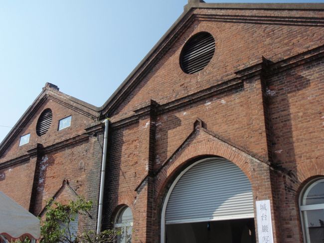 JR大牟田駅起点(約8.5km）<br />大牟田駅→三池カルタ歴史資料館（見学せず）→旧三井倶楽部→旧三川電鉄変電所→展望所→2015三池港浪漫フェスタ会場→三川坑跡→大牟田駅<br /><br />東海学園前８：２３→８：４３熊本駅９：２０→１０：０８大牟田駅<br />　大牟田の街を歩きながら大牟田の歴史に触れながらのコースである。まず国道208号線付近の三池カルタ歴史資料館へ行く予定だったが、ここは通過してしまって見られなかった。大牟田はカルタ発祥の街だそうである。<br />　街の中を歩いて行くと諏訪神社があったのでそこにお参りをしてから歩いて行く。まもなくすると旧三井倶楽部の建物が見えてきた。ここは明治41年に建てられた三井財閥の迎賓館である。現在はレストランとして営業している。結婚式もできるそうである。天皇が来られた時に座られたという古いソファーが置かれていた。また伊藤博文の書いた書などもあった。<br />　古い時代のものを残しながら今風に営業している。庭の植木などもきれいであった。三池炭鉱が栄えていた時代の面影が残っている場所である。このすぐ近くが三川坑あとである。<br /><br />　このあと旧三川電鉄変電所を見る。ここでもイベントが行われて写真展や合唱や食べ物なども出されていた。三川坑が栄えていた時代にはここが電源を管理していたのである。<br />　ここから世界遺産三池港の展望所があるのでそこまで歩く。ここからは三池港の全体を眺めることができるが、低い位置からでもう少し高ければもっとよいのにと思った。<br />　ここでは地元のボランティアの人々が丁寧に昔と今の三池港について説明してくれた。<br />　そして今日のハイライト三池港の一番先の方にある浪漫フェスタ会場まで歩く。ここは多くの人々で賑わっていた。駐車場は満杯の様子であった。我々は歩いて行くので問題はない。遠くから眺めた三池港を間近から見ることができる。飲食店も多数出ていていろいろな食べ物が用意されていた。<br /><br />　私は昼食を兼ねてこの日限定でここでしか食べられないという色の黒いカレー「石炭カレー」を食べてみた。見た目が黒いので味はどうかなと思ったが別に変らなかった。ただコメがおいしくなかった。<br />　またここでは珍しい船の見学ができた。みなさんあんまり知らないのではないかと思う。有明海のごみを集めてまわる環境保護船である。中に入って操舵室や集めた木材の処理などをみてきた。有明海には2隻の船が活動しているということだった。台風や水害の後など川から流れてきた木材やいろいろなものを集めて有明海をきれいにしているそうである。<br />所属は国土交通省だそうである。本当に珍しい船を見ることができて良かった。<br />　遊覧船で三池港を巡るのもあっていたが時間の都合で行かなかった。<br /><br />　これからは一路大牟田駅まで引き返すのだが、この日は特別に三川坑跡が公開されていたので、三川坑を見てきた。例の大爆発があった炭鉱である。今も後遺症に苦しんでいる人がいる。三川坑は第1と第2と二つの坑道がある。今は二つとも入口は閉じられているので外から見るだけである。ここは斜坑でトロッコに乗って地下に降りて行くものである。その斜坑の巻き上げ機は今も残っている。ここでもボランティアの人たちがいろいろと説明してくれた。<br />　面白いものがあるのに気付いた。第1と第2の斜坑の間に安全を祈願する神社があるのである。<br />　ここから平坦な道を大牟田駅まで歩いて帰った。<br />　大牟田駅→熊本駅→武蔵塚駅→徒歩→我が家到着は午後3時30分であった。