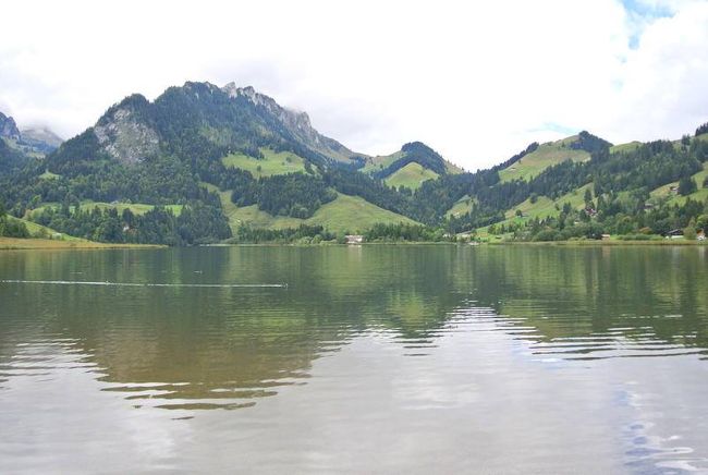 フリブール州にある黒い湖という意味のシュヴァルツ湖(独：Schwarszee、仏：Lac noir)へ行ってきました。<br /><br />http://ameblo.jp/swissjoho/entry-12076315177.html