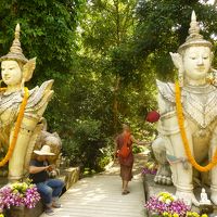 Wat Pha Lat   ﾜｯﾄﾄﾞｲｽﾃｰﾌﾟの手前の心安らぐﾜｯﾄ  でもちょっと　不気味