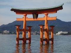 宮島には船に乗って。海中の鳥居を船から望む。