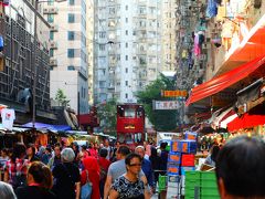 【香港/北角】買い物客が溢れる露店街に二階建ての電車が入ってくる