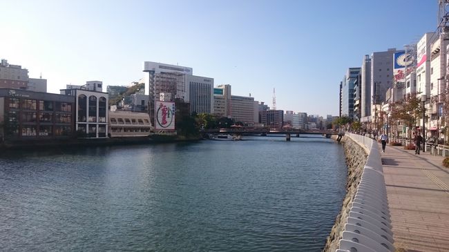 私の初めての九州上陸<br />旅程　福岡空港〜熊本〜阿蘇〜別府〜大分空港<br />九州内はレンタカーでの移動です。<br />福岡に到着し初めて思ったこと、福岡空港は古い！！<br />周りの看板も古さを感じるのは私だけでしょうか？<br />地下鉄も一昔前のような...<br /><br />中州に到着し夜の街へ<br />日曜日なので人も少なく、店もお休みが多い<br />歩いている人は、隣国の人があちこちに、そうだよね、東京へ行くより近いもんね<br />我々はもつ鍋を食べご満悦！<br /><br />2日目　レンタカーで福岡から熊本そして別府へ向かう<br />九州ってこんなに山が多いのね知らんかった<br />熊本と言えば熊本城なのかな、迫力がありました。<br />定番のからし蓮根を買って阿蘇を周り別府へ<br />山を登るとススキだらけ、北海道のような感じもするし<br />ん〜　大きな木がない！<br />不思議な光景　木が育たないのかな？<br />そして阿蘇山ってでかいのね、これも知らんかった<br />ナビで熊本から別府まで一般道で130km　2時間半？<br />本当に着くのか不安でしたが走っていると信号がほとんど無い！<br />九重まで行くとナビが高速誘導<br />そこから、高速で湯布院を眺めながら疾走し無事に別府に到着<br /><br />あちこちで湯気が立ち上り、別府の街って意外とでかいのね<br />温泉宿に泊まりましたが、食事は外の居酒屋でアジとサバの刺身をご満悦！<br /><br />今回の旅行では、初めてづくしで楽しい旅行でした。<br /><br /><br /><br /><br /><br />