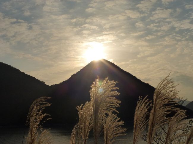 最近とても忙しく旅行に行く時間がありませんでした(&gt;_&lt;)<br />11月の3連休ようやく時間ができたので日生まで牡蛎を仕入れに行ってきました☆彡<br />日生と書いて「ひなせ」と読みます。日生の牡蛎は関西では名の知れた牡蛎でありますが、<br />漢字で書くと日生となるのですね。(@_@)<br /><br />私は日生を「にっせい」と読んでいました(笑)<br />だって「ニッセイのおばちゃん今日もまた…」のCMを昔テレビで見ていたからです。<br />場所は岡山県の東部、兵庫県の赤穂市（赤穂浪士で有名ですよね）と隣接する場所です。<br /><br />そんなことはさて置き、11月23日は「牡蛎の日」らしい。勤労感謝の日ですよね。<br />古くはこの日、収穫を感謝する日だったそうです。<br />栄養豊富な牡蛎を食べる事で、日頃の勤労の疲れを癒してもらうことから制定されたようです(ネットより)<br /><br />毎年、兵庫県の赤穂市にある海の駅しおさい市場に牡蛎を買いにいくのですが、<br />今回は少し足を延ばして岡山県に行ってみました。<br /><br />