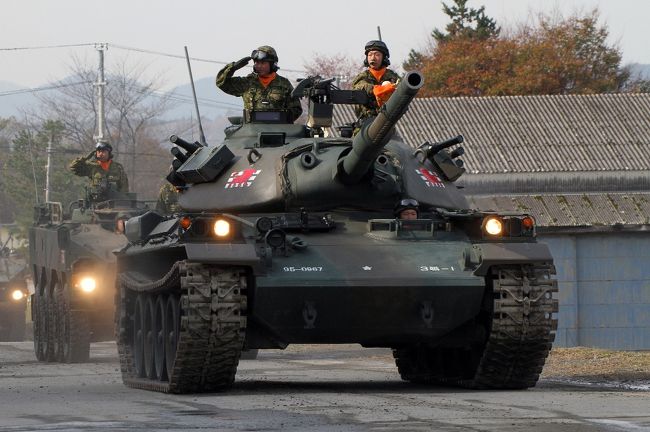 たまには、寺めぐりなど離れドンパチを見たくなり出撃する。<br />この戦車祭の名称は、１０年ほど前からインターネットで私が使い始めた言葉である。電車祭、バス祭、桜祭・・・こんなんあんねやったら戦車祭もいかがかと思った。<br />さすがに近畿の戦車のメッカ今津駐屯地である。<br />まずは、観閲行進<br />https://youtu.be/MOZqqVsCcy8<br />続いてメインの訓練展示<br />https://youtu.be/FQoLtyqPp_U<br />私自身、もう引退になるかと思われていたミリタリーだが、戦車祭なので気を取り直してがんばって行って見る。<br /><br />　さて出発。またまた阿呆の朝３時半起き。車で駐屯地の駐車場に行く。新御堂筋、名神で京都東で降りて、バイパスで今津まで行く。６時過ぎ到着。まだ１０人ぐらいしかいていない。ここから９時前発の駐屯地の中に入るバスに乗る。荷物を置き順番を取り車で寝る。この時間は濃いマニアが多い。７時半になると１００人ほどの行列になり、あれよあれよと８時半には５００人の行列になる。自衛隊人気である。その為、早朝７時には着くほうがよい。<br />この地域は、割りと寒いので防寒も考えておくこと。<br />　先頭バスに乗って駐屯地に入る。運であるが駅から来るバスとどっちが先に入るか競争である。<br />　撮影ポイントは、観閲台（えらいさんが座るところ）の横の最前列。１００人ほどで最前列が埋まるので、早く行き場所を取ること。<br />後は１０時までゆっくり。戦車に載りたい方は、すぐ乗車券を撮りに行くことです。目つきの鋭い（怪しいのもある）濃いマニアが多いのと、割り込み当然の地元関西のガキンチョがおおいので注意。後は楽しくご観覧ください。<br /><br />イベント内容<br /><br />場 所 ： 陸上自衛隊 今津駐屯地（滋賀県高島市今津町今津平郷国有地）<br />内 容 ： 観閲式･訓練展示･戦車試乗･装備品展示･野外売店等<br />戦車試乗 ： 整理券は、装備品展示会場で９時〜１０時及び１０時３０分〜１１時３０分の<br /> 間に配布します｡<br />アクセス ： お車でご来場の方は、一般駐車場からシャトルバスをご利用下さい。また、公共<br /> 交通機関でご来場の方は、ＪＲ近江今津駅からシャトルバスをご利用下さい。<br />問い合わせ： 今津駐屯地 司令職務室 (広報) ? 0740-22-2581（代）