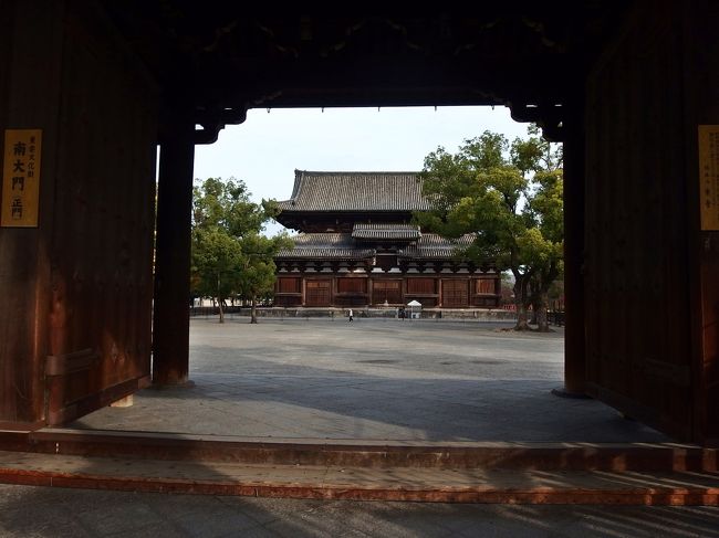 金堂・薬師三尊の台座に配されている十二神将が間近に見られる、とあって灌頂院を訪ねた。<br />その後、岡崎の勧業館で開かれている「盆栽展」も巡った。