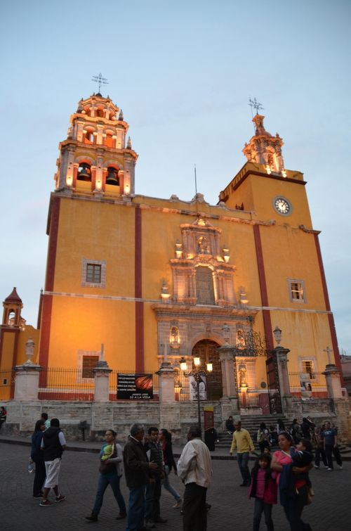 メキシコ　グアナフアトの風景 グアナファト（メキシコ）を1日で巡る、カラフルな家々が