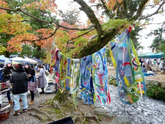 　今月、京都訪問は３回目、「スルッと関西３dayチケット」のお蔭です。<br /><br />今回はご近所仲間６人で・・・朝７時に大阪府知事選の投票を済ませて、<br />近くのバス停から乗り込みました。いつもよりは１時間遅れの出発です。<br />倹約旅なので　今日もタクシーは使いません。<br />我が町のバスからチケットが使えます。<br /><br />夕食は1,5ケ月前に有名な四条「イカリヤ食堂」を予約済、ランチは軽く・・・の予定です。<br /><br />手作り好きな熟女６人旅、午前中は「上賀茂手作り市」を楽しみます。<br /><br />午後の予定は出発時は未定でしたが、車中での話し合いで全員初めての<br />「鷹ケ峯」周辺に決定。<br />今日は往復共に京阪電車は座れず、厳しい旅となりました。<br /><br />今回は　①手作り市編　　②鷹ケ峰～イカリヤ食堂編と分けました。<br /><br />表紙写真＝上賀茂手作り市・・上賀茂神社内です