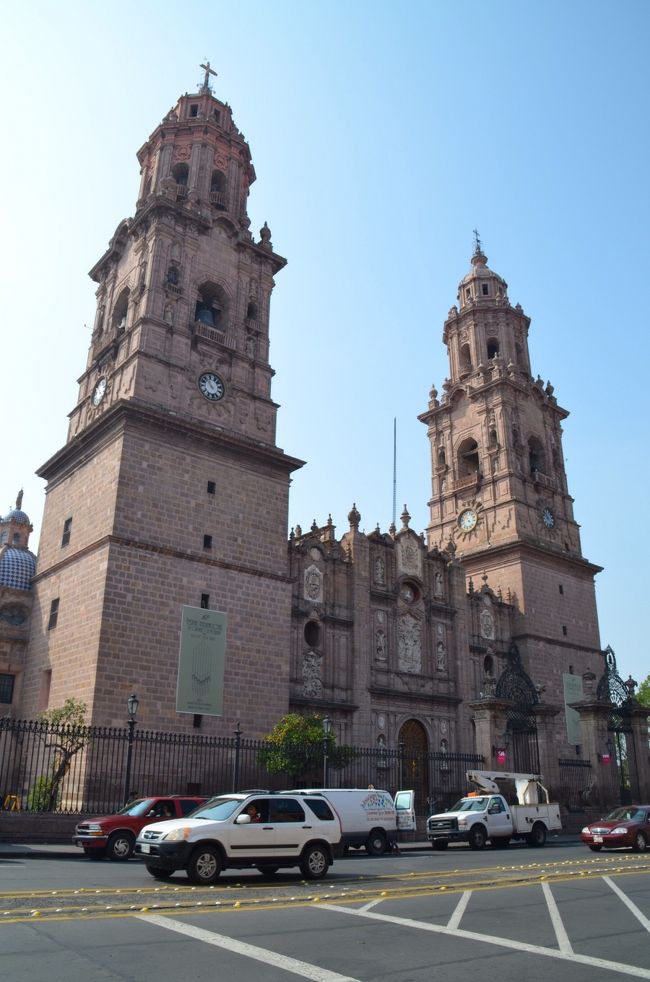 メキシコ、ケレタロ滞在中の週末、この国に駐在する同僚がチャーターしてくれた車で、昨日のグアナファトに続き、ユネスコ世界遺産のモレーリア市を訪れた。ケレタロから南西に約2時間、途中大きな湖の真ん中を突っ切る土手の上を走っていくと、人口約75万人のメキシコ最古のコロニアル都市モレーリアに到着する。<br /><br />16世紀にスペイン人はこの地にあったタラスコ王国を征服し、1541年に市の建設を始めた。街の中心部は赤みを帯びた石材で作られ、古都の風情がほぼ完全な形で残されている。市の象徴、カテドラルは1640年から100年以上の歳月を費やして建設された。内部の装飾は重厚かつ華麗で一見に値する。また州庁舎、イエズス会が建造したクラベヒロ宮殿など歴史的な建築物が落ち着いた街並みを形成しており、中世スペインにタイムスリップしたような錯覚に襲われてしまう。それにしてもこの中央高地にケレタロ、グアナファト、サンミゲル・デ・アジェンデなどスペイン人の建設した都市が、ほぼ原形を留めていることに驚かされる。また市の東部には、18世紀に建造されたローマ風水道橋が残されている。ケレタロで見られる水道橋ほどの高さはないが、延長は1.6kmとこちらの方が長い。<br /><br />メキシコ独立運動の英雄モレーロスは、1765年この街で生まれた。メキシコ独立の父ミゲル・イダルゴ神父はこの街のサンニコラス大学で教壇に立ち、モレーロスは彼の教えを受けた。そして1828年、この街は彼の名にちなんでモレーリアと改名された。<br /><br />更に同僚の勧めで、モレーリアから30分ほど西に行ったパクツアロ湖に浮かぶハニッツィオ島を訪れることにした。この島はもともと先住民のタラスコ人が居住しており、独特の網を使った漁法で湖の白魚などを捕獲して名物料理となっている。しかし湖は富栄養化による汚染が進んでおり、茶色に濁った湖水の透明度はほとんどゼロ、湖面にはホテイアオイが繁茂している。技術屋の性で、近くにある排水処理場を覗いてみたが、とても適切な処理がされているとは言い難い。昼食に魚料理を勧められたが、この排水処理場を見た後では食欲は進まなかった。<br /><br />島中央部の高台には英雄モレーロスの巨大な像が建っており、内部の螺旋階段を登ると展望台から島と湖を一望することができる。しかし、高地にあることから急な階段を登った上に、この螺旋階段を登ることはかなりキツイ。息を切らせながら何とか展望台に辿り着いた。おかげで帰りの車中ではほとんど爆睡、途中渋滞にはまり予定時間を大幅に遅れてケレタロのホテルに帰着した。
