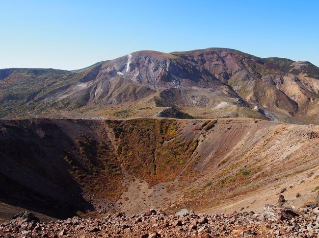 仙台で取引先のゴルフコンペに参加した翌日が日曜日のため、いつものように登山を計画しました。夜7時の仙台空港発の飛行機で帰るため、実質的に登山に使える時間はそれほど多くはありません。どの山に登るのかは迷うことなく磐梯山に決まりました。<br /><br />吾妻小富士に登ることにしたのは、もちろん通り道にあったということもありますが、磐梯山に登った時の紅葉の状況から、登山口にあたる浄土平付近の紅葉が見頃になっているであろうと予想できたからです。またこの年の6月初めに一度この地を訪れているのですが、その時は浄土平から階段で吾妻小富士の火口縁まで登っただけで下山したので、火口壁の上を一周したかったということも動機となりました。それにしても、まさかこの地に一年のうちに二度も訪れることになりとは思ってもみませんでした。<br /><br />吾妻小富士データ：標高1707m<br /><br />登山コース：浄土平〜火口縁〜吾妻小富士〜火口縁〜浄土平（反時計回り）、標高差約130m、登り 22分、下り 19分（いずれも休憩含まず）<br />同行者：単独<br />登山体力度：☆☆☆☆☆、コース難易度：★☆☆☆☆（★が多いほど困難）