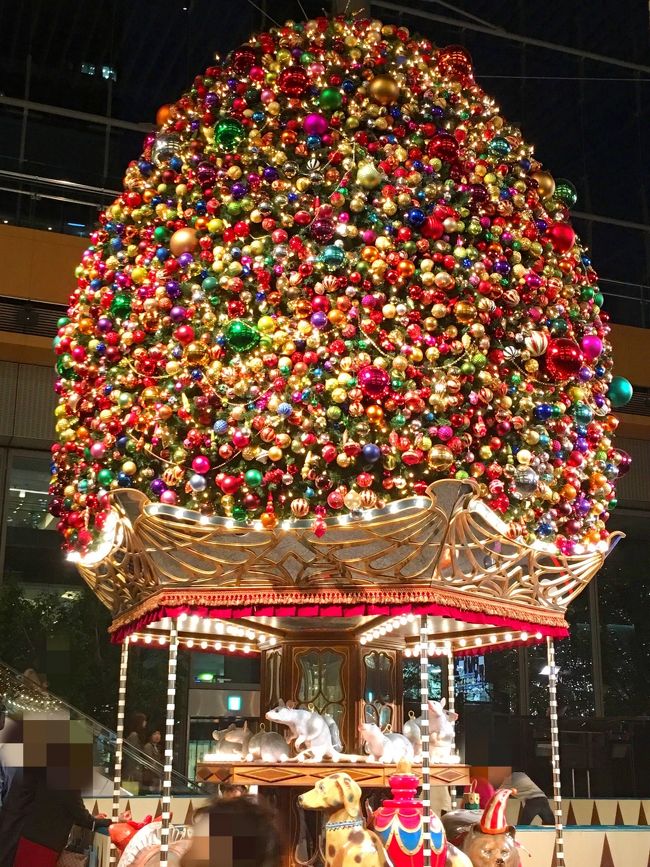 11月3連休の2日目。曇り。昨日に引き続き、クリスマスデコレーションを見るために、日比谷~日本橋~東京~日比谷を巡ります。途中、日本橋のコレド室町に入ってるベーカリー「ゴントラン シェリエ」で休憩したり、沢山歩いたご褒美に銀座風月堂のチーズケーキを買って帰ったりしました♪ 今日は1万7千歩ほど歩くことが出来ました。昨日も今日も、キラキラ輝くクリスマスデコレーションを見れてマケッチ&スケッチご満悦です。写真は、丸ビル1F丸キューブ「羽生くんのスケートリンク」に設置されたクリスマスツリーです。