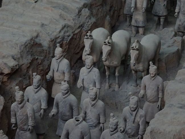 11月の3連休で中国の西安（かつての都・長安）に行ってきました。<br />2日目は、西安近郊の名峰「崋山」に登ることも検討していましたが、あいにく天気が悪そうだったので、早朝から世界遺産の兵馬俑と秦の始皇帝陵を見に行ってきました。<br /><br />＜旅程＞（フライトは全て遅延）<br />【1日目(11/21)】<br />　中部9:00→北京11:20（CA＝中国国際航空）<br />　北京14:15→西安16:35（CA）<br />　西安泊<br />【2日目(11/22)】<br />　西安泊<br />【3日目(11/23)】<br />　西安11:10→北京13:10（CA）<br />　北京17:00→中部21:00（CA）