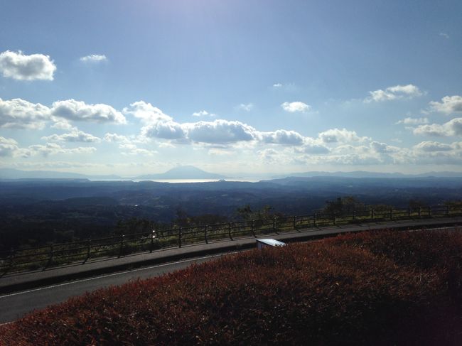 どこか旅行に行きたい！という両親と一緒に、1泊2日で鹿児島へ行ってきました。約50年前の両親の新婚旅行先でもあります。<br />両親の負担を考え移動はすべてレンタカー。<br />時間が限られているので、今回はあえて桜島方面はスルーしましたが、スカイマーク神戸-鹿児島路線増便のおかげで、1泊でもいろいろ楽しめました。