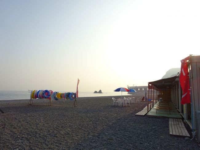 二年連続でグアムのきれいな海に行き、濁った海には入りたくないと今年は強く思い、日本海できれいな海を<br />さがして今年は親不知（おやしらず）海岸に日帰り海水浴に行きました。