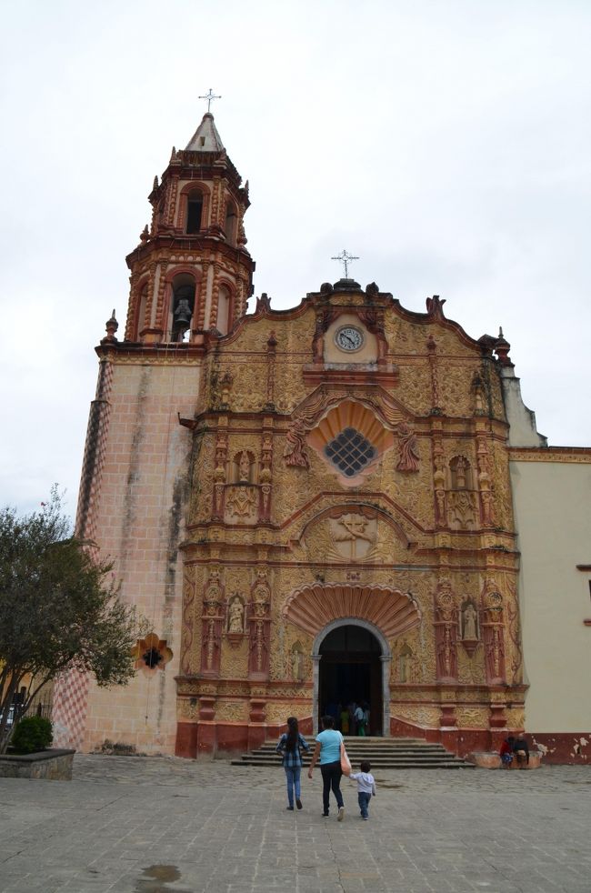 メキシコ、ケレタロ滞在中の週末、同僚が手配してくれた車で、昨日のモレーリアに続き、ユネスコ世界遺産のシエラ・ゴルダのフランシスコ会伝道施設群を訪れた。ケレタロから北東へ車で約3時間、途中山岳地帯に入り、ヘアピンカーブの道を走って、峠を越えた先の小さなハルパンという街に到着して、教会が見えてくる。<br /><br />英語を話すドライバーが車中で色々とスペイン語を教えてくれた。シエラ・ゴルダの直訳は、太った山脈、なだらかな山並みからこの名前がつけられたそうだ。これらの教会施設はメキシコ国内でのフランシスコ会によるキリスト教布教活動の拠点であり、18世紀に建設され、周辺に先住民の集落が作られた。この伝道所群は、リオグランデ川の北側の、現在はアメリカに属するアリゾナ、テキサスなどへの伝道の拠点としても使用されたと言う。豪奢で美しい色彩のファサードを持つ聖堂などが評価され、以下の5つの伝道所がユネスコの世界遺産に登録された。<br /><br />ハルパン・デ・セラ市のサンティアゴ・デ・ハルパンとヌエストラ・セニョーラ・デ・ラ・ルス・デ・タンコヨル、ランダ・デ・マタモロ市のサンタ・マリア・デル・アグア・デ・ランダとサン・フランシスコ・デル・バレ・ティラコ、そしてアロヨ・セコ市のサン・ミゲル・コンカである。これらはかなり離れた所に散在しており、全てを見て回ると1日がかりになる。この中で訪れる事ができたのは最初の教会サンティアゴ・デ・ハルパンのみである。<br /><br />16世紀にスペイン人たちは先住民をかなり残虐な方法で征服し、いくつかの植民都市を築いた。一方伝道士たちは、こんな山の中にヨーロッパの伝統的な教会をいくつも建設し、布教活動により、ほぼ全ての先住民をカトリック教徒とした。そして修道院には多くの経験な信者たちが信仰の道に生きている。今のメキシコ人たちのスペイン人に対する複雑な感情の一端を垣間見ることができた。<br /><br />ケレタロからこれらの教会群に走る途中に、実に印象的な岩山を見ることができる。これはペーニャ・デ・ベルナルという一枚岩だ。350mという世界第3位の高さを持つ一枚岩で、「未知との遭遇」のモデルとなったと言われている。先住民から宇宙の磁力を集める山として崇められてきた聖地で、UFOが頻繁に現れるそうだ。俄かには信じがたい岩山であるが、麓からの光景をご紹介しておく。