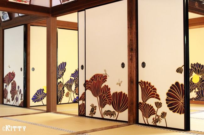 昨年に引き続き、今年も東急ハーヴェストクラブVIALA annex京都鷹峯に宿泊できることになったので、秋の京都へ行ってみた☆<br />今回の旅の目的は京都国立博物館で開催中の琳派400年記念展を見に行くこと、京都の紅葉を楽しむこと、そして滋賀にもちょっと足を延ばして猫島と言われる琵琶湖の沖島へ行くこと♪<br />あいかわらず京都旅は忙しい！<br /><br />=================================================<br /><br />初日は、まずは今回の1番の目的でもある京都国立博物館の琳派誕生400年記念展へ。<br />国宝5件を含む琳派の名品の数々が勢揃い。素晴らしい?☆<br />そして出発前に偶然雑誌で目に留まった蓮の襖絵を見に青蓮院門跡に。伝統的なお寺と現代アートの組み合わせが意外にも合ってて見入ってしまう。素敵。<br />最後は二条城で開催されていたアートアクアリウム城へ。<br />東京でも行ったことのある金魚の水中アート。<br />今回のテーマもちょうど琳派だったので、琳派づくしでアートな1日目となりました。<br /><br />=================================================<br /><br />【旅行日程】<br />１日目　　東京-京都駅-京都国立博物館-青蓮院門跡-二条城“アートアクアリウム城”（VIALA annex京都鷹峯泊）★<br />２日目　　沖島-圓通寺（VIALA annex京都鷹峯泊）<br />３日目　　しょうざん庭園-常照寺-源光庵-光悦寺-千本釈迦堂-北野天満宮-京都駅-東京