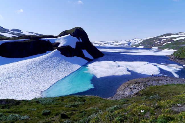 私にとってノルウエーで最も好きなところと言ったらこのVikafjellet(高原）とはるか北Nordkapp近くの国道98号線のIfjord Fjelletだ．どちらも絶景が続く．実はこのVikafjellet，Vossから日本人がよくいくソグネフィヨルドGudvangenに行く道をVinjeで左折して登ってきたところだ．すごい手軽なところなのにどうしてみな来ないのか不思議で仕方がない．<br />ここではVikafjelletの後半を紹介<br />最初に1048　Skjelingavatnet　8月も後半というのにすごい雪と氷の風景，水の中の雪が緑にひかり，水の真っ青と良いコントラストだ．ため息が出るほどきれいなところ！これを見に来たかったのだ！北側がとてもきれいだが，南端も素晴らしい．ここでほぼ湖も終わり，ソグン オ フィヨーラネからホルダラン県へ．サーメのお土産屋を越すと，Kvassdalenの断崖の滝の横をつづら折りの道で降りる．1131降りて滝を眺める．<br />ためいきがでる絶景が続く