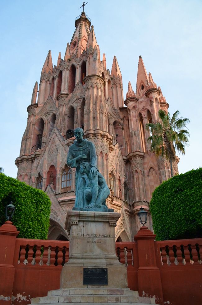 11月のメキシコ滞在中に訪れた、中央高原のコロニアル都市の中でも最も印象的だったのがサン・ミゲル・デ・アジェンデである。何と言っても、市の中心に聳える、赤みを帯びた色の石材で作られた、ゴシック様式の尖塔を持つサン・ミゲル教区教会が美しい。そしてこの街には、アメリカ、カナダ、ヨーロッパからも移住してきた人が多いという。確かに街中では白人の姿が目立ち、英語が聞こえてくる。<br /><br />サン・ミゲル・デ・アジェンデはメキシコの中央高原北西部にある都市で人口約16万人、コロニアル建築の歴史的建物が立ち並び、美しい景観がその原形を保っている。観光地として、またリタイア後の安住の地として外国人からも人気があり、メキシコ全土に知られた美術学校であるアジェンデ美術学校やエルニグロマンテ文化会館があり、世界から芸術家が集まるアートの街でもあるという。<br /><br />スペイン植民地時代初期の1542年に、フランシスコ会の聖職者サン・ミゲルによって「サン・ミゲル・デ・エルグランデ」という要塞のような街の基礎が築かれた。18世紀には手工業が発達し、市街が拡大された。現在残る歴史建造物はこの頃建てられたものである。20世紀になって、この街にメキシコ独立戦争の指導者であるイグナシオ・アジェンデが生まれた。後に彼の名をとって、この街の名は「サン・ミゲル・デ・アジェンデ」と改められた。彼の生家は「サン・ミゲル・デ・アジェンデ歴史博物館」となっている。<br /><br />夕暮れに丘の上から最初にこの街を眺めた。ナトリウムランプの淡いオレンジ色でライトアップされたサン・ミゲル教区教会の周囲の光景に魅了されてしまった。帰国の数日前に再びこの街に立ち寄って、青空のもとで街を撮影して歩いた。街の中心部は多くの観光客が訪れており、何やらイヴェントの準備がされていた。ソカロ広場に面する歴史的な建築物にスターバックスの看板を見つけ、思わず引き込まれるように店内に入った。これほど美しいスターバックスの店内は世界でも稀であろうと思った。その写真を掲載しておく。<br /><br />ケレタロ、グアナファト、モレーリアとメキシコ中央高地にあるコロニアル都市を巡ったが、ここサン・ミゲル・デ・アジェンデは最も気に入った。多くのペンション生活者が暮らしていることも頷ける、落ち着いた街並みの中に生き生きとした雰囲気が感じられる。何度でも訪れたい街だ