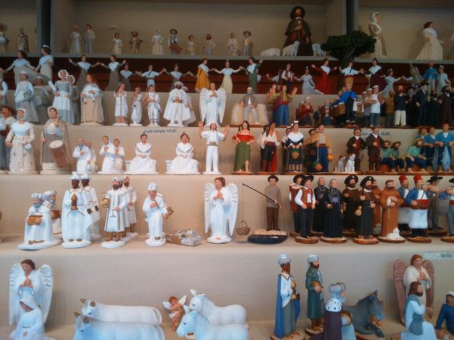 今年で213回目を迎えるマルセイユのサントン人形祭。プロバンスの家庭では多くの家で飾られています。サントン人形はクレッシュ・ド・ノエルと呼ばれるキリスト誕生を表す大事な置物に使われる粘土で作られた人形の事です。元々はキリスト関係の人形だけでしたが年々人気が出てコレクターも増えアーティストがプロバンスの職業（各種農家、パン屋、花屋）他一般の生活を表す釣りをする人や薪を切る人など種類が増えてショップの人形を見てるだけでも楽しいです。さらにこのお祭りには巨匠と呼ばれる有名なアーティスト他トータル29人のアーティストが出店しています。<br />また旧港ではクリスマスマルシェがありマルセイユ市内で2つのお祭りを楽しめます。<br /><br />サントン人形祭　　場所　Place Charles de Gaulle　　　<br />クリスマスマルシェ　　　旧港　　　　　　　　　　　　　　<br />時間は9時から19時まで　　12月31日まで開催