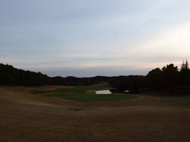 ２０１５年１１月１日、風呂から出た後は、渋る息子を連れての散歩です。明るい夕日が差し込んで、気持ちの良い夕暮れ時のエクシブ那須白河を散歩です。結婚された様な方が居て、写真撮影をしていました。ゴルフ帰りの客も多く見られました。広いお庭ですので、建物の周りを歩いただけでも直ぐに３０分位が経過していました。