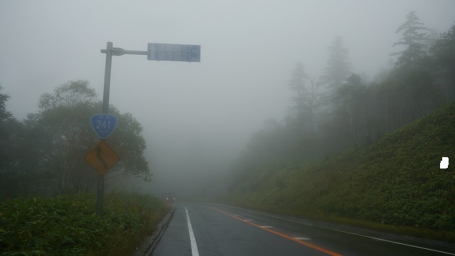 ５日目。終日雨。晴れ予報は外れるが、雨予報はよく当たる北海道の天気予報（個人の主観です）。<br /><br />晴れていればオンネトーや雌阿寒岳・雄阿寒岳登山のメニューが控えていたが、こんな天気では命がけの登山となるので、阿寒湖は早々に発つことにする。<br />霧で視界不良であろう峠越えはイヤだがとりあえず進むしかない。今夜の宿は川湯温泉。<br />距離はそれほど離れていないので、とりあえず川湯温泉街近くまで戻り、チェックイン開始に合わせてホテルに入ることにした。<br />弟子屈町までの約１時間、山を下りた時の安心感は忘れられない。<br /><br />５日目<br />阿寒湖温泉～川湯温泉　<br />【更科源蔵文学資料館】【屈斜路コタンアイヌ民俗資料館】<br />川湯温泉　お宿欣喜湯