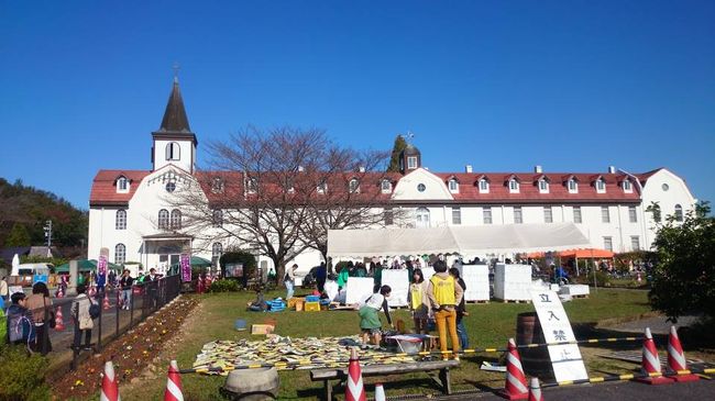 昨日は岐阜県多治見にある『多治見修道院』で開かれた&quot;多治見修道院ワインフェスタ&quot;へ行ってきました。<br /><br />秋晴れの穏やかな陽気の中、紅葉したワインの木の下でシートを広げて世界各国の修道院で造られたワインやワインに合う料理を楽しみました。<br /><br />メインステージでは名古屋を代表するソムリエール『島幸子』さんによる手話付きのワインセミナーやライブなどが行われて盛り上がっていて、来ていた人たちは思い思いにイベントを楽しんでいました。<br /><br />このイベント、何がめっちゃ素晴らしいと思ったかって『多治見修道院』は社会福祉法人『ＡＪＵ自立の家』が運営していてワイン用のブドウや一部屋台で出されるつまみも障害を持った人たちが作っているんだけど、<br />その人たちがこのイベントで来場者をもてなしてくれて直接やり取りができて、やりがいを感じているのが伝わってきたのがとても素晴らしく、来場者はとても多くて人気があるのも納得の素敵なイベントでした。<br /><br />飲んだワインはオーストラリア最古の修道院『セブンスヒル』の『ジュナー&amp;ユーＬＣシラーズ』、『セントイグナチウス ２０１２年』、<br />イタリア『カサマリ修道院』の『ロッソ・アラメータ ２０１４年』、『イル・ジオヴァンニ ２０１３年』、<br />スペイン『サンガブリエル修道院』の『ジョーベン ２０１３年』、『クリアンザ ２０１０年』、<br />ドイツ『ヒルデガード修道院』の『ハーモニア・アウスレーゼ ２００９年』、『リースリング・シュペトレーゼ ２０１３年』、<br />パレスチナ『クレミザン修道院』の『カナオブ・ガリレー』、<br />チェコ『クロムニェジーシュ宮殿』の『ピノ・グリ ２０１３年』、『グリューナー・ヴェルトリーナー ２０１３年』、<br />そして『ＡＪＵ自立の家』オリジナルワインのカベルネソーヴィニョンとリースリング、<br /> 『小牧ワイナリー』の赤ワインを堪能しました。