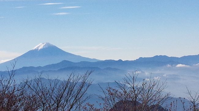 実父の薦めで、柳沢峠に登りました。<br />展望台まで登ったら、富士山と、それをとりまく雲海が神秘的な眺望でした。<br />軽めの登山だったわりには眺望が最高なので、お勧めです。