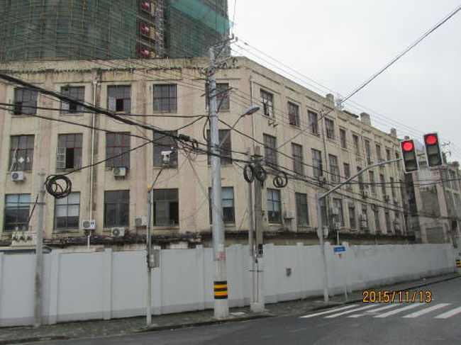 上海市武進路は虹口区の中部にあって、虹口、閘北の2区の境界路で、東は九龍路から始まり、西は河南北路までです。長さ1115m、幅は12.0〜18.0m、車道は8.0〜12.5m。清代の同治九年(1870年)に小川を埋めて道路を造りました。道の北に射的場があったので故名を?子路、新?子路(標的の道)と呼ばれました。清代の光緒25年(1899年)に道路を改修。中国人民国32年(1943年)に江蘇武進路に改めました。沿道は住宅地です。狭い武進路は百年以上の歴史を経て今尚古い街並みを維持しています。道の両側に日本租界時代の建物が多く残されています。歴史ガイドマップによると日本中部小学校 のちに第四国民学校 1929年創立。1939年には最大生徒数1484人 教員34人 鉄筋4階建物が今も残っています。数年前までは上海の小学校として使われていましたが現在は校庭を病院の建設工事中です。学校の建物は歴史建築物として残すようです。<br />歴ガ 中部日本小学校 虹口中学 1923年 武進路86号 呉淞路との間。<br /> 日本中部小学校 のちに第四国民学校 1929年創立。1939年 <br /> 最大生徒数1484人 教員34人 鉄筋4階建て。<br />歴ガ 滬北会堂 1924年 武進路183号 呉淞路と海南路の間<br />第3回 住宅 公寓 武進路206-296号 海南路角<br />HK-J-010-V 住宅 武進路225弄9、11号 2階 海南路角南側<br />第4回 英華書館 海軍託児所 武進路412号 四川北路と羅浮路の間<br />歴ガ 公道書店 1930年 中州路2号 四川北路を越えて中州路<br />歴ガ 漢壁礼豪学童 1882年 華東師範大学第一付属中学 <br /> 中州路102号 上海第六日本国民学校<br />HK-J-034-V 衣虹園 武進路453号 羅浮路手前<br />第4回 里弄 里弄 武進路580弄 河南北路手前