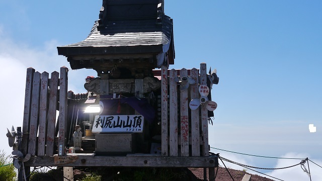 ３日目。今日から最終日までの３日間は利尻島に滞在。その理由は利尻山に登頂するため。<br />これまで天候に恵まれずに登頂断念していたので、３日もあれば１日くらいは晴れるのではないか。と悲観的なスケジュールを組んだが、上陸初日から登れそうな天候。<br />９時過ぎから登り始めとなる初日の登山は時間的にタイトだが、機会を逃すとまた次回に持ち越しとなるので、思い切って登頂を試みた。<br /><br />３日目<br />稚内港7:15～利尻島鴛泊港8:55<br />【利尻山登山】ホテル利尻宿泊