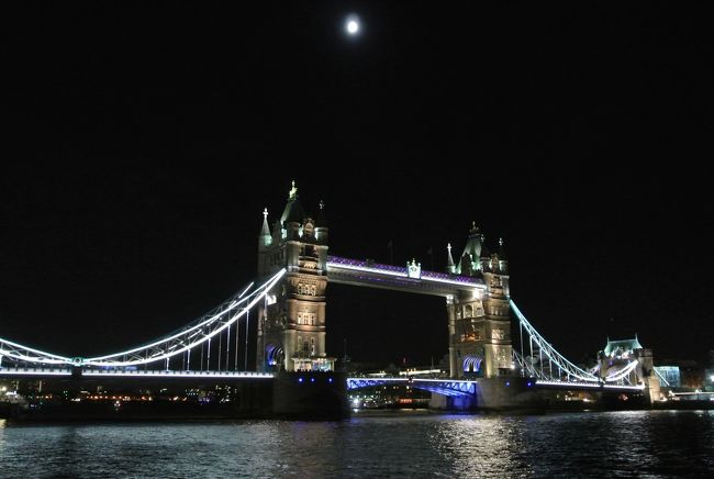 3連休に有給休暇を3日つけてイギリス・ロンドンへ行ってきました。<br />ロンドンの街歩き、ウエストエンドでミュージカル鑑賞、博物館観光をしてきました。<br />感じたのはイギリスは物価が高い。<br />11月下旬のロンドンは寒かったです。見たものや食べたものの備忘録的な旅行記です。<br />