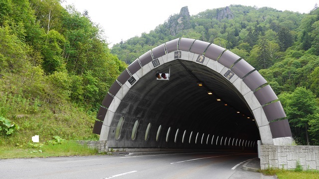 ３日目。今日は登山はお休み。帯広でバイクを借りて糠平湖や三国峠などをまわる日程。その後旭川まで大移動し、翌日以降の大雪山系の登山に備える予定だったが、、、今日を最後にしばらく天気は不安定に。<br /><br />３日目<br />札内6:20～池田6:49/8:01～帯広8:39　レンタルバイク<br />帯広～三国峠～糠平湖～帯広<br />帯広17:50～札幌20:19/22:00～旭川23:25<br />藤田観光ワシントンホテル旭川宿泊<br />