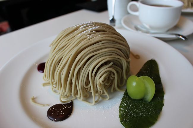 栗の食べ歩き第二弾☆<br /><br />中津川の次は恒例になりつつある小布施の栗食べ歩きです♪<br />今年は憧れの桝一客殿にお泊りコース(^o^)<br />仕事の都合で朱雀のシーズンは過ぎてしまったので、今年はモンブラン朱雀を狙います。<br />食べたいものがあり過ぎるので、食べる順番も計画を練りました（笑）<br /><br />今回も食べ過ぎた感があるけど、目的はほぼ達成できたかな？<br />またもや新しい発見もあり、奥が深い小布施スイーツ。<br />リベンジはいつまで続くやら...。<br /><br />夜は温泉にも足を延ばしてみました。<br />行きはまだ明るかったので歩いて向かいましたが、街燈が見当たらない...。<br />行きはよいよい、帰りは怖い～♪<br />はい、帰りは真っ暗になってしまったので大人しくタクシーで戻りました(^_^;)<br /><br /><br />【小布施観光サイト】<br />★小布施観光協会「いい小布施ドットコム」<br />　　http://www.e-obuse.com/<br /><br />★小布施日和<br />　　http://www.obusekanko.jp/map/<br /><br />【関連旅行記】<br />2015年　栗の季節到来☆【第二弾】憧れの桝一客殿に泊まる小布施～最高のおもてなし！至れり尽くせりの桝一客殿～<br />http://4travel.jp/travelogue/11081801<br /><br />2015年　栗の季節到来☆【第二弾】憧れの桝一客殿に泊まる小布施～軽井沢寄り道編～<br />http://4travel.jp/travelogue/11082389<br /><br />