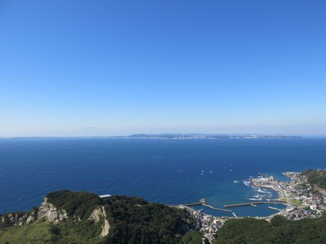 好天に恵まれた１０月の週末、これだけの天気でどこにも行かない手はないということで今回は家族で千葉県にある鋸山に行くことにしました。鋸山は千葉県鋸南町にある標高３３０ｍ程度の低山。ただ低山と言って侮るなかれ、東京湾からそのままそそり立つ山頂からは遠く富士山も見渡せる絶景が広がっています。また鋸山は古くから良質の石材の産地とも知られ、石切によって作り上げられた山容は類を見ない奇勝となっています。そんな鋸山を散策した旅行記です。