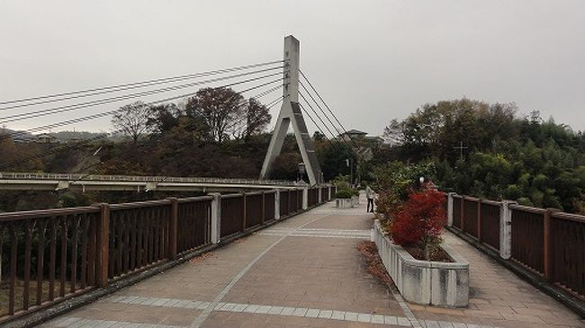 東京で仕事が終わった後1日休みがあったので、埼玉県秩父へ「あの花」の聖地巡礼に行ってきました。放映されてからもう5年ほど経っているのですが、祝日だからか聖地巡りをしている方もまだまだ多かったです。<br />でも、秩父って遠いんですね、池袋から2時間もかかりました。<br /><br />あの花とは<br />「あの日見た花の名前を僕たちはまだ知らない」というアニメ、劇場版の他今年の夏には実写ドラマ化もされました。<br />https://ja.wikipedia.org/wiki/%E3%81%82%E3%81%AE%E6%97%A5%E8%A6%8B%E3%81%9F%E8%8A%B1%E3%81%AE%E5%90%8D%E5%89%8D%E3%82%92%E5%83%95%E9%81%94%E3%81%AF%E3%81%BE%E3%81%A0%E7%9F%A5%E3%82%89%E3%81%AA%E3%81%84%E3%80%82<br />