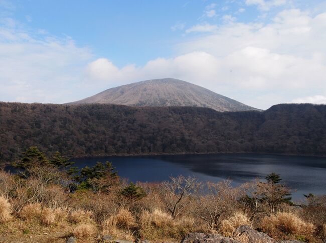 例年秋には数社の取引先の会合が各地であります。よくあるパターンは、金曜日午後から会合、土曜日にゴルフコンペといるものです。以前はそれほどゴルフをしていなかったため、ゴルフコンペには参加せず、土日の2日間を登山や滝めぐりで楽しんでいましたが、ここ数年ゴルフを本格的にするようになったので土曜日のコンペに参加するようになりました。そのため最近は登山や滝めぐりをするのは日曜日だけになっています。9月の仙台に続いて11月中旬に宮崎で取引先の会合がありました。宮崎で手頃な登山と言えば日本百名山の霧島山です。霧島山の最高峰である韓国岳登山をメインに、時間の余裕があれば霧島周辺の滝めぐりをすることにしました。<br /><br />千里ヶ滝から韓国岳の大浪池登山口へ。日本百名山・霧島山登頂を目指します。<br /><br />霧島山（韓国岳）データ：標高1700.1ｍ（一等三角点、点名：西霧島山、1700.08m）、日本百名山<br /><br />登山コース：登山口〜大浪池休憩所〜東回り〜韓国岳避難小屋〜韓国岳〜韓国滝避難小屋〜西回り〜大浪池休憩所〜登山口、累計標高差約770ｍ、片道4.4km、登り 2時間13分、下り 1時間30分、合計3時間43分（いずれも休憩含まず）<br />同行者：単独<br />登山体力度：★★☆☆☆、コース難易度：★★☆☆☆（★が多いほど困難）