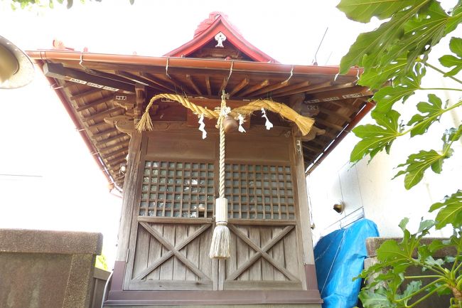 　大磯町に鎮座する秋葉神社は火伏せの神を祭る神社である。縁起では、宝暦12年（1762年）1月19日に大磯宿に大火があり宿場の殆どを焼失したため町役が願主となり遠州秋葉山より秋葉大権現を勧請し、同年大運寺境内に秋葉社を建立し、宿場の安全を祈願したとされる。<br />　大磯宿の中心部に鎮座してはいるが小さな神社である。国道1号線（旧東海道）に面しているのに国道1号線の信号には「秋葉神社入口」と表記されており、しかも旧字（「穐葉」）表示である。信号が設置されたころには奥の大運寺境内に引っ込んでいたということであろう。ただ、境内地も猫の額ほどしかないのは国道1号線沿いに遷座したためであろう。<br />（表紙写真は秋葉神社社殿）